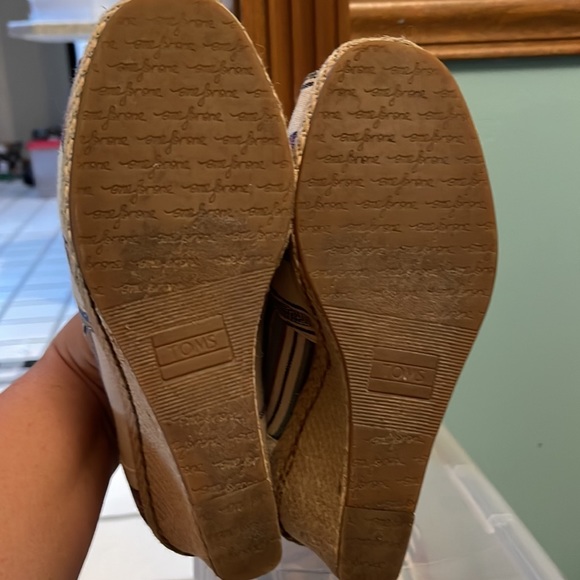 Multi color shoe, size 7W - Picture 4 of 8